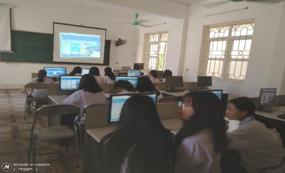 Giờ học trên Padlet của lớp 11C Học sinh lớp 11C đang học trên Padlet Lớp 11C 2