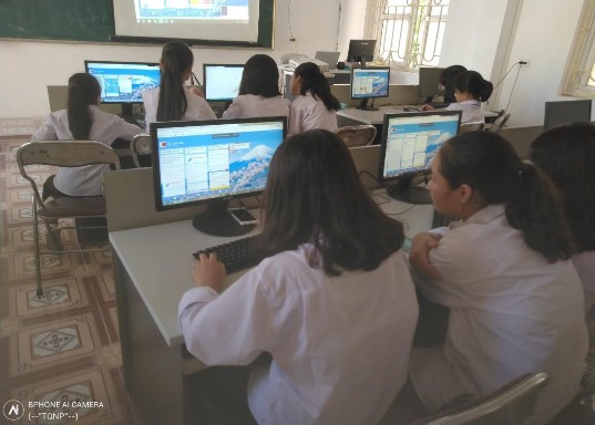 Học sinh lớp 11C đang học trên Padlet Lớp 11C học bài 2 Ấn Độ thông qua Padlet 3