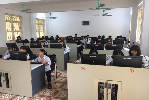 Lớp 11C học bài 2 Ấn Độ thông qua Padlet tại phòng máy vi tính Học sinh lớp 4