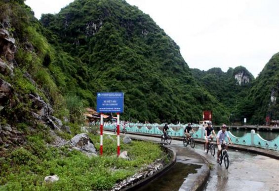 Hình 1 3 Du khách đạp xe tham quan làng sinh thái xã Việt Hải Nguồn Internet 3