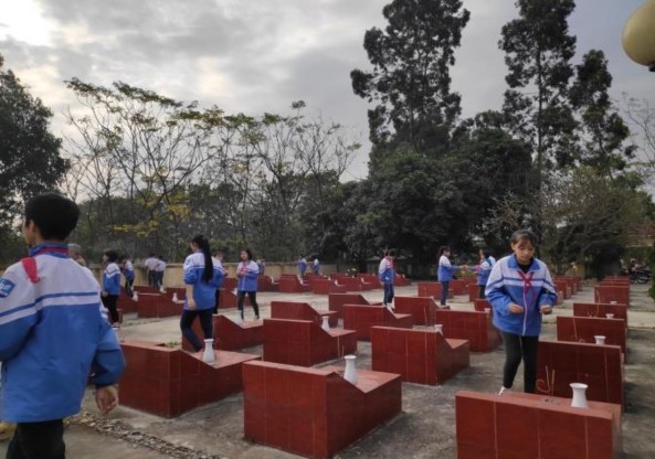 Học sinh trường THCS Bằng An dọn dẹp đường xóm Hoạt động chào mừng ngày 10