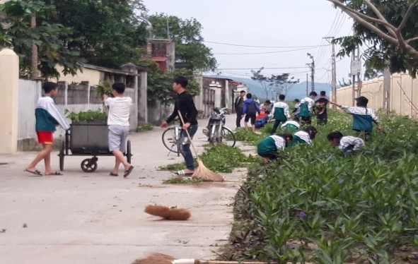 Học sinh trường THCS Bằng An dọn dẹp đường xóm Hoạt động chào mừng ngày 11