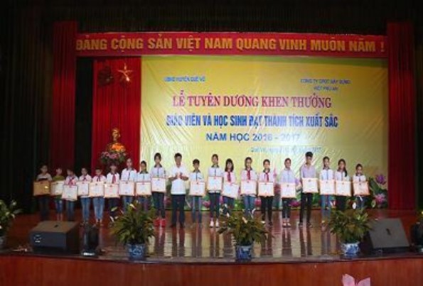 Lễ tuyên dương học sinh giỏi huyện Quế Võ Chương trình Khăn ấm mùa 5