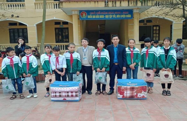 Chương trình Khăn ấm mùa đông tại trường THCS Quế Tân Học sinh trường 6