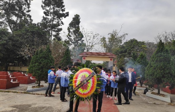 Học sinh trường THCS Bằng An dọn dẹp đường xóm Hoạt động chào mừng ngày 9