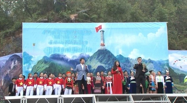 Hòa nhạc dưới chân Cột Cờ Lũng Cú Cánh đồng hoa Tam giác mạch 6