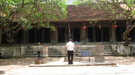 Từ cổng thứ nhất đến cổng thứ hai của chùa có 3 hàng Thông cổ thụ được 1