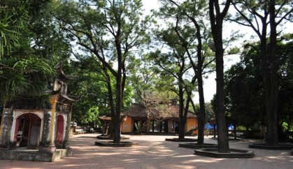 Hình 4 2 Sân Chùa Hun dạo rộng 3m xung quanh trồng cây Vải theo hàng với khoảng 2