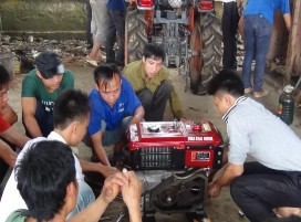 Học viên đang sửa chữa máy nông nghiệp 3 Thôn Tân Lập xã Tân Trào Trung tâm 5