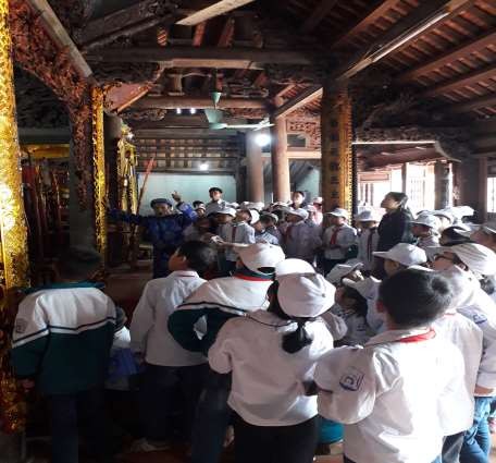 5 3 4 Học sinh trưởng Tiểu học xã Kiến Quốc đang tìm hiểu lịch sử tại di 3