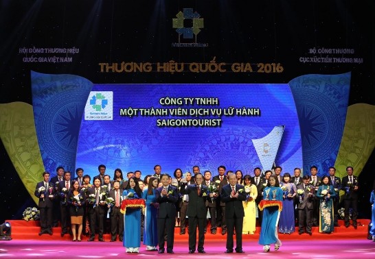 Hình 3 3 Saigontourist nhận giải thưởng Thương Hiệu Quốc gia 2016 Nguồn Công ty 2
