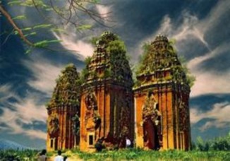 Tháp nằm ở xã Bình Hòa huyện Tây Sơn Từ quốc lộ 1A tại Gò Găng cách Quy 8