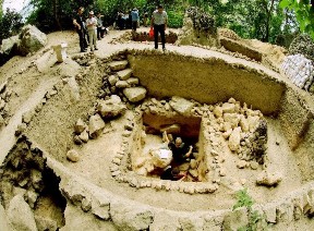 Hình 11 Khai quật di chỉ khảo cổ Hình 12 Thác Thần Sa 5 Một số sản vật 12