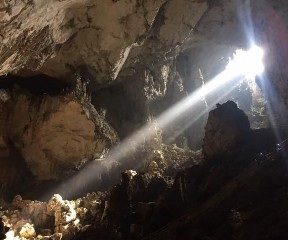 Hình 3 Bên trong hang Nguồn TTTTXTDL TN Hình 4 Một góc không gian du lịch của Hang 2