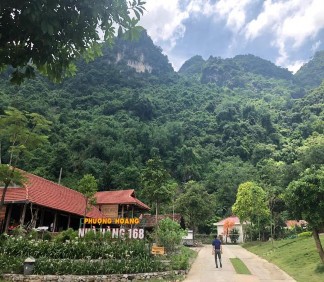 Hình 5 Đường vào hang Nguồn tác giả Hình 6 Làm việc với khách du lịch tại 4