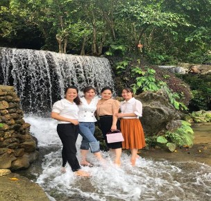 Hình 6 Làm việc với khách du lịch tại Suối Mỏ gà Nguồn tác giả 2 Hang 5