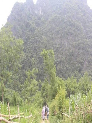 Hình 7 Đường tới Hang Huyện Nguồn tác giả Hình 8 Du khách thăm quan hang 6