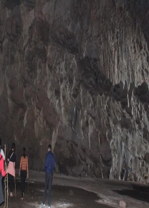 Hình 7 Đường tới Hang Huyện Nguồn tác giả Hình 8 Du khách thăm quan hang 7