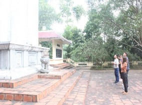 Hình 9 Tượng đài nơi thành lập Trung đội Cứu Quốc quân II Hình 10 Lối vào 8