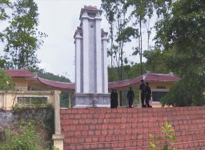 Hình 9 Tượng đài nơi thành lập Trung đội Cứu Quốc quân II Hình 10 Lối vào 9