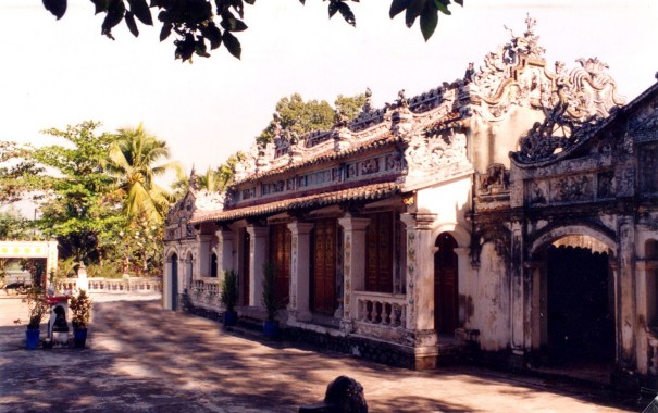 Đình Phú Long Lái Thiêu xây năm 1842 Chưng nghi trong cúng đình Tương Hiệp Chùa 3