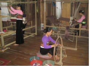 Ảnh 3 Khung cửi được đặt ở gian trên của ngôi nhà truyền thống Nguồn 3