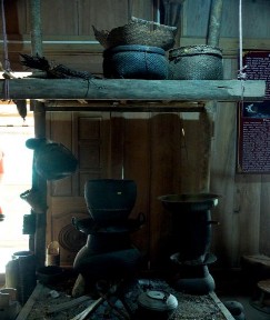 Ảnh 5 Bếp lửa truyền thống được đặt ở gian trên của ngôi nhà Nguồn 5