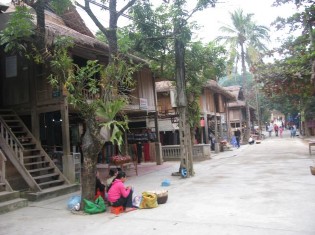 Ảnh 1 Nhà sàn được xây dựng sát nhau không có khoảng cách quay mặt ra một 1