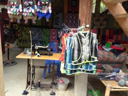 Ảnh 13 Trang phục được may sẵn được bày bán rất nhiều tại bản Lác 10