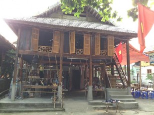 Ảnh 2 Nhà sàn được xây dựng bằng vật liệu hiện đại Nguồn Tác giả 2