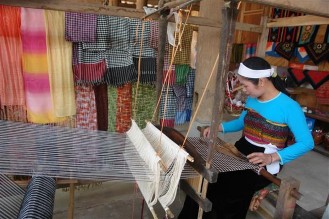 Ảnh 7 Khung cửi được đặt ở tầng dưới để biểu diễn phục vụ du khách 6