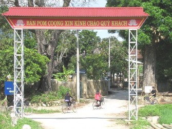 Ảnh 10 Cổng chào hiện đại ở bản Pom Coọng Ảnh 11 Sự kết hợp giữa trang 8