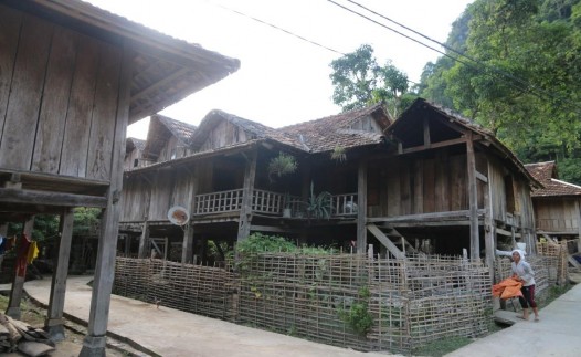 2 10 Nhà sàn của người Thái tại bản Bon Nguồn Tác giả chụp tại bản Bon 12