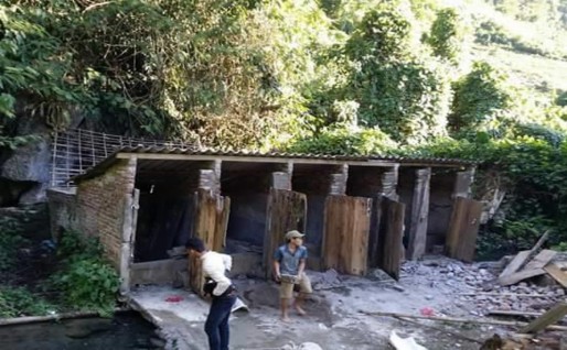 2 4 Người dân xây phòng tắm tại nguồn nước nóng bản Bon Nguồn Tác giả 6
