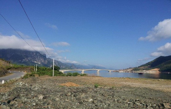 2 5 Cầu Pá Uôn Nguồn Tác giả chụp tháng 1 năm 2017 2 6 Bến thuyền tại bản 7