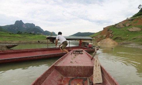 2 7 Người dân tại bản Bon đưa du khách tham quan cột mốc trung tâm huyện Quỳnh 9