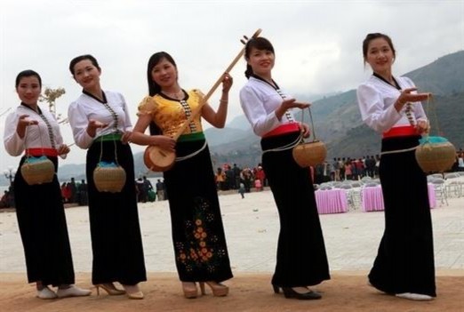 2 17 Trang phục phụ nữ Thái trắng đàn tính tẩu ở Quỳnh Nhai Nguồn Điêu 7