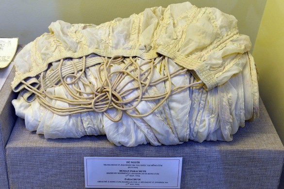 Dù do Trung đoàn 57 Đại đoàn 304 thu được của Pháp 1
