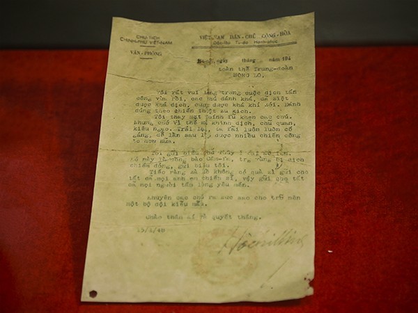 Hình 2 3 Bức thư Bác Hồ gửi Trung đoàn Sông Lô trưng bày trong phần Chiến 1