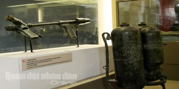 Hình 2 12 Súng phun lửa thực dân Pháp dùng ở Biên Biên Phủ 6