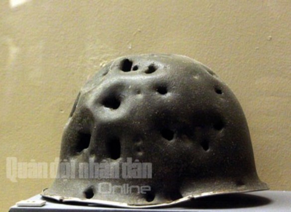 Hình 2 15 Mũ sắt của lính Pháp bị ta thu ở chiên dịch Điện Biên Phủ 9
