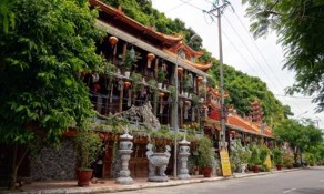 Bên cạnh đó tại các khu du lịch các khu di tích lịch sử văn hóa tâm linh 2