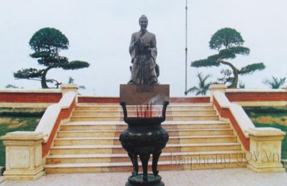 Tượng Danh nhân Nguyễn Bỉnh Khiêm Đền thờ Trạng Trình Nguyễn Bỉnh Khiêm tại 1