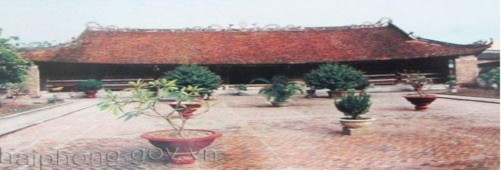 Đình Hàng Kênh Đình Hàng Kênh tọa lạc trên một khuôn viên rộng chừng 6000m2 2