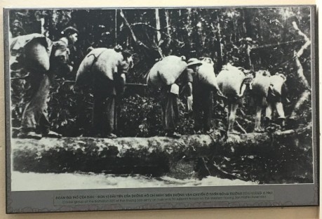 Hình 2 7 Giao liên gùi thồ Nguồn Chụp tại bảo tàng đường Hồ Chí Minh Hà 1