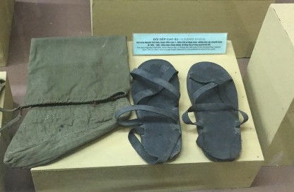 Hình 2 10 Đôi dép cao su của anh hùng Nguyễn Viết Sinh Nguồn Chụp tại bảo 4