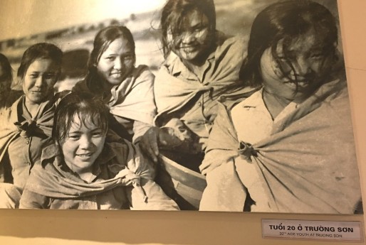 Hình 2 11 Tuổi 20 ở Trường Sơn Nguồn Chụp tại bảo tàng đường Hồ Chí 5