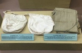 Hòn đá in dấu chân người Đôi dép cao su Thuyền thúng Bừa san mặt đường Cáng 2