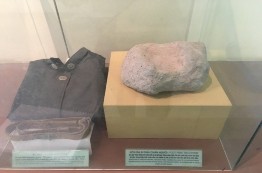 Đôi dép cao su Thuyền thúng Bừa san mặt đường Cáng thương binh Mảnh xác máy 3