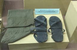 Thuyền thúng Bừa san mặt đường Cáng thương binh Mảnh xác máy bay Balo đựng 4